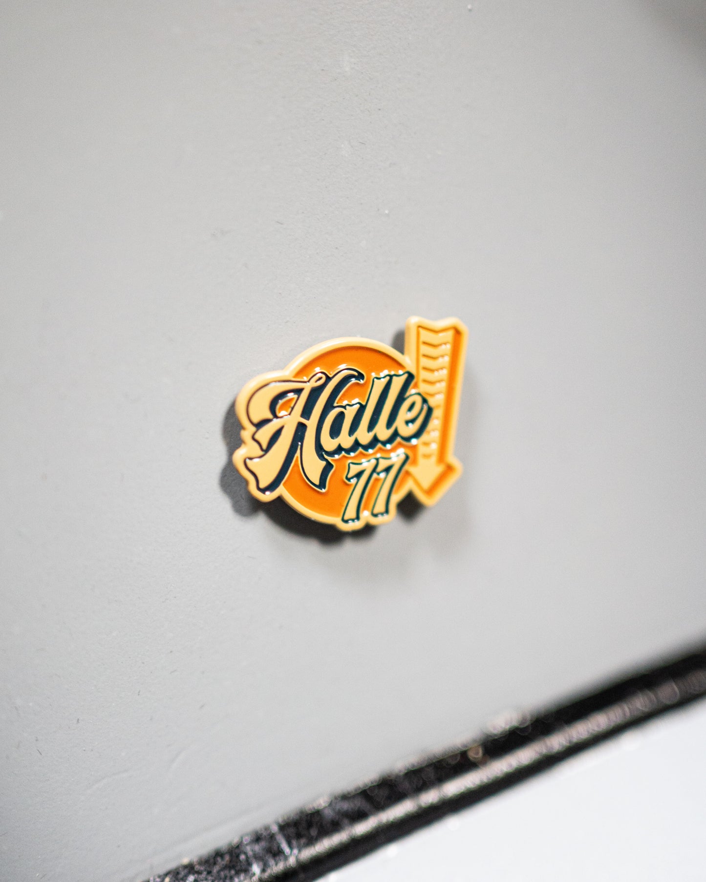 Präge-Kühlschrankmagnet "Halle 77"